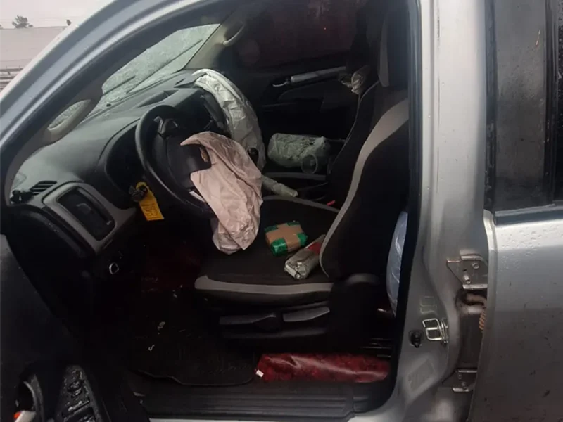 la parte interior de la camioneta, con algunos paquetes de coca sueltos