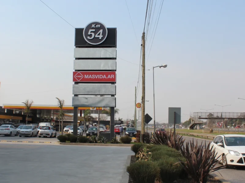 El centro comercial KM 54 es un emprendimiento de la firma Mándola Hermanos S.A.