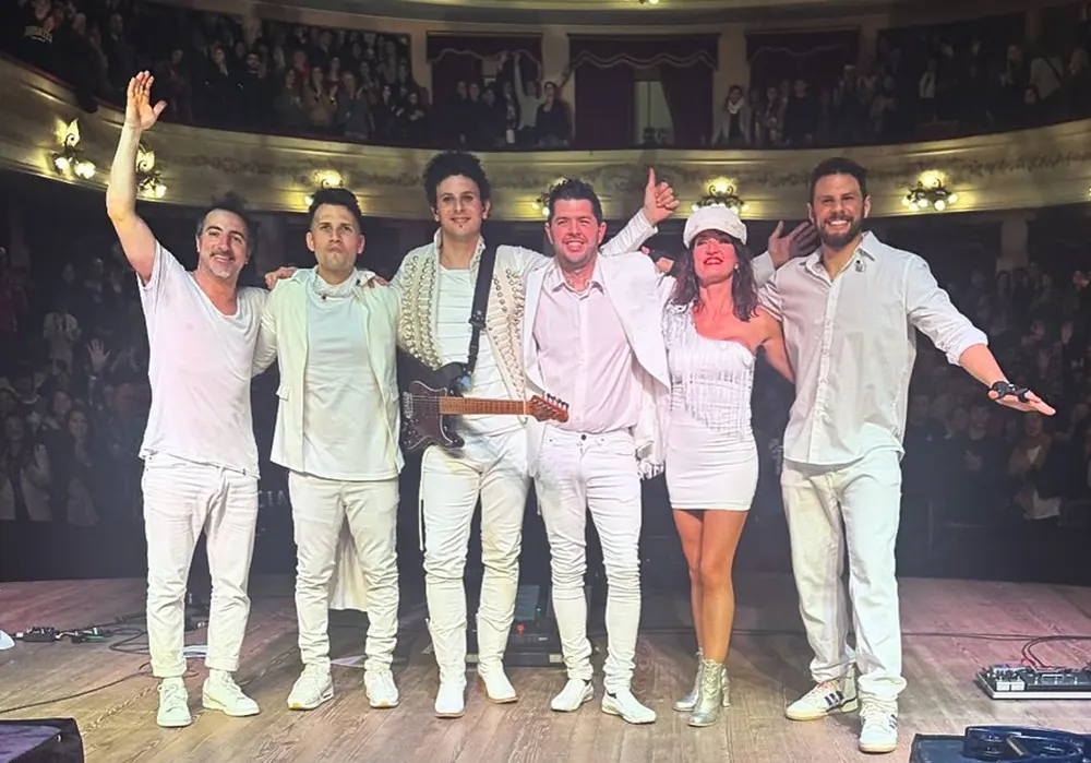 Los miembros de la agrupación crimen en el escenario luego de uno de sus shows, que también brindarán en el seminari