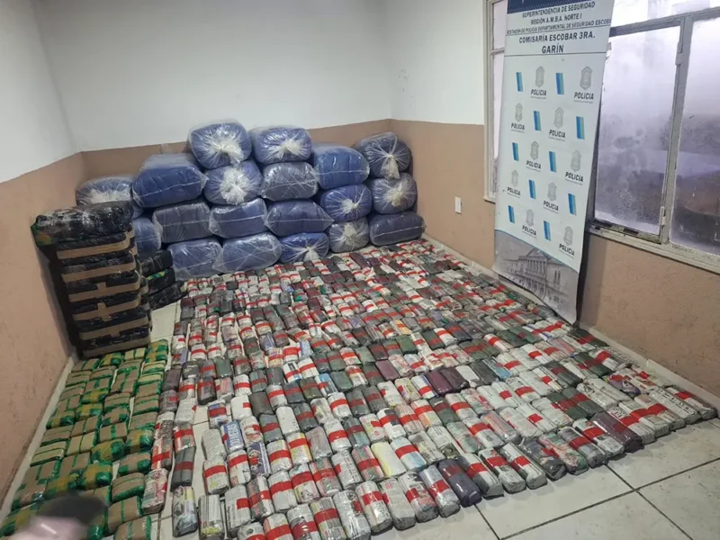 los paquetes de coca decomisados, en la comisaría de Garín