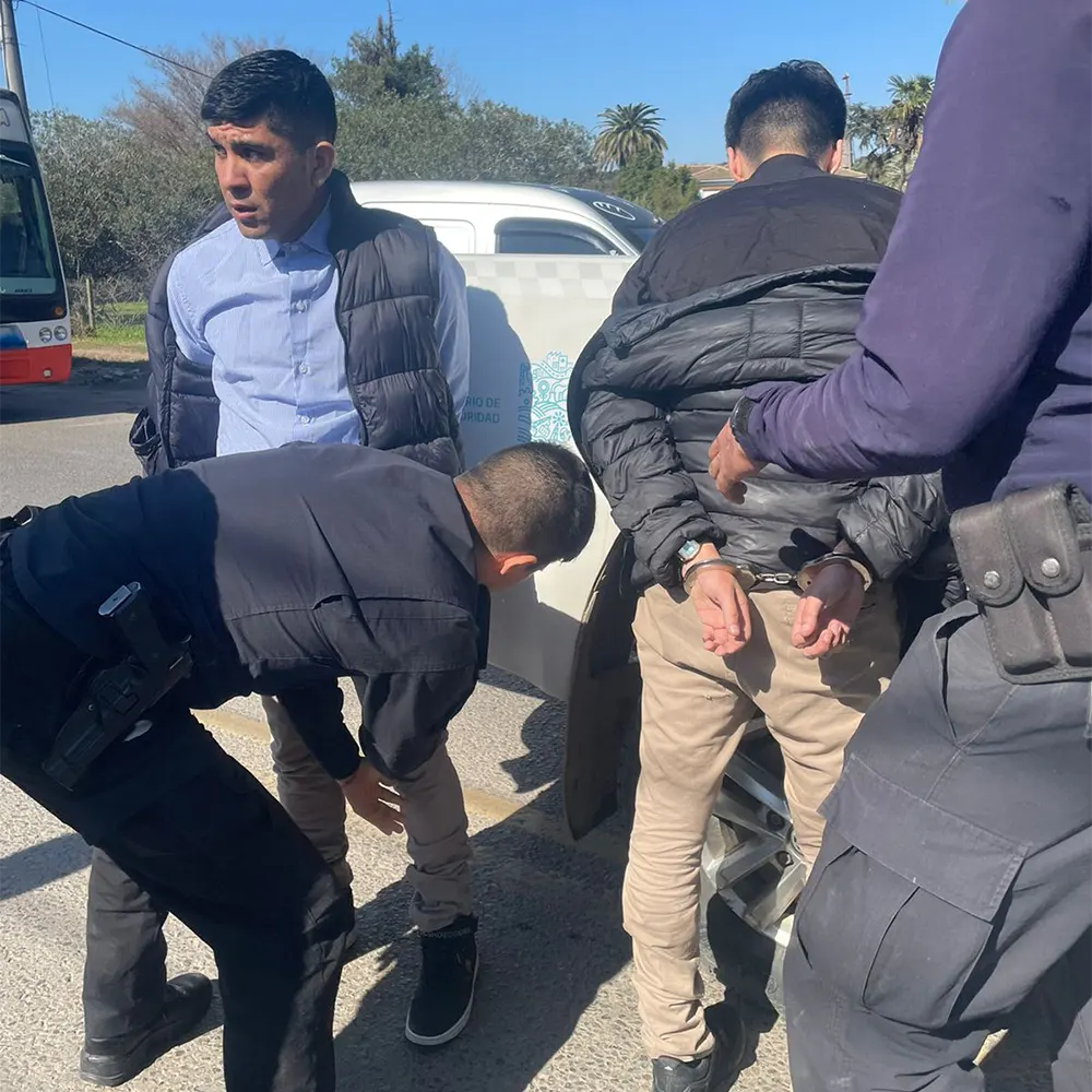 personal policial esposa a los detenidos