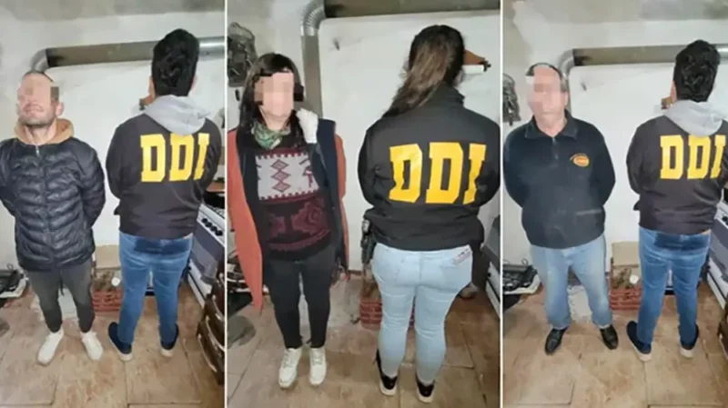 los abuelos y el tío del joven detenidos, escoltados por personal de la DDI