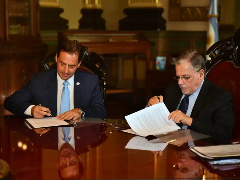 Sujarchuk y el presidente de la Suprema Corte de la provincia, Eduardo de Lázzari, firmaron en 2019 el convenio para la creación del polo judicial