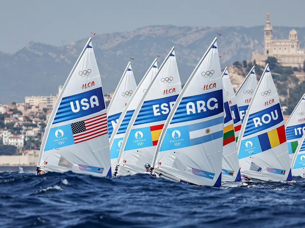 veleristas de varios países, entre ellos Lucia Falasca, en plena competición en las costas de Marsella