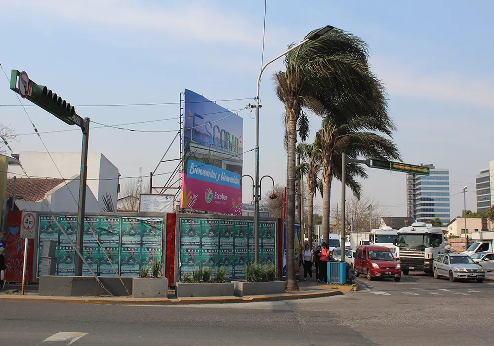 terreno donde se está llevando a cabo la construcción, tapado con cartelería comercial
