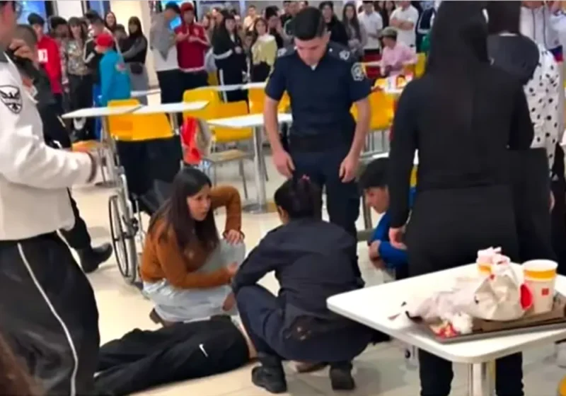 personal policial socorre a un herido durante la Juntada Pilchera en el TOM