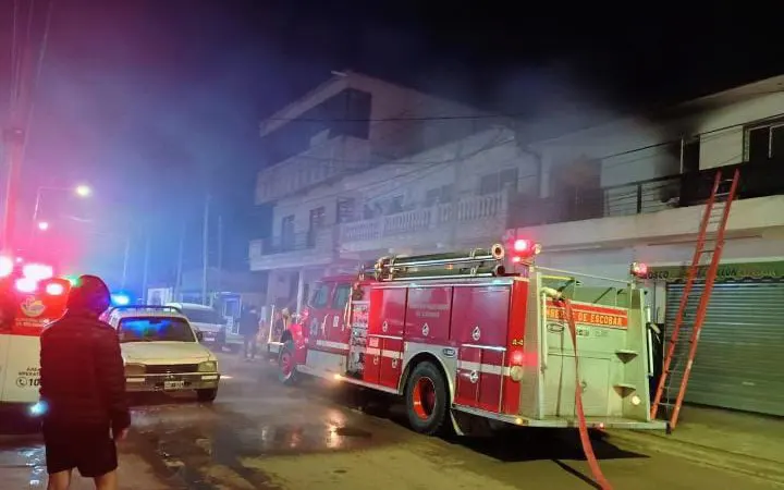 Bomberos rescatan a una mujer en el incendio de su vivienda en Lambertuchi
