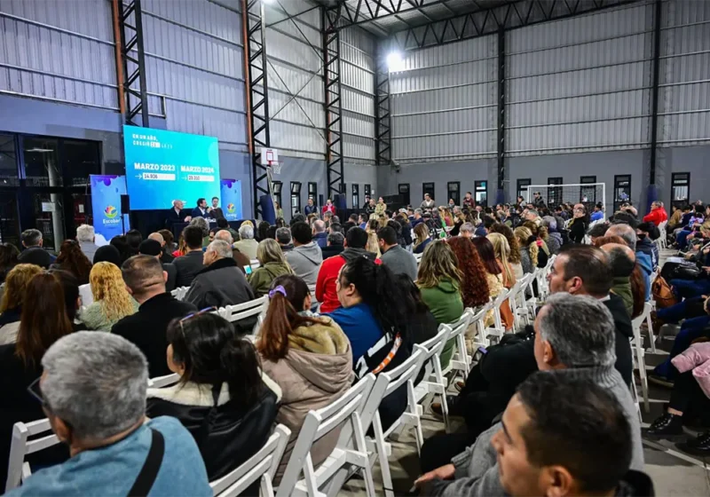 un numeroso auditorio asistió a la presentación del plan de salud en el colegio preuniversitario