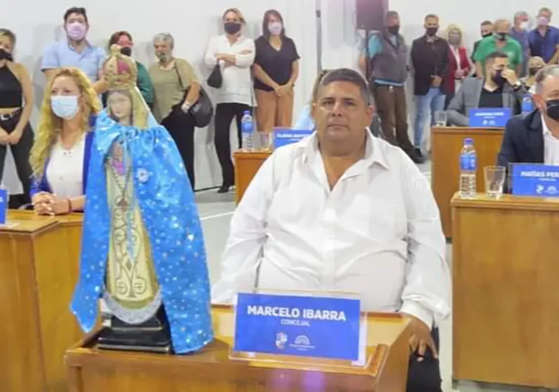 Marcelo Ibarra con una imagen de la virgen en su banca