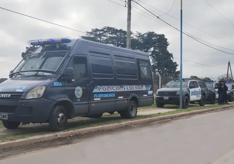 móviles policiales rodean el predio de la feria boliviana