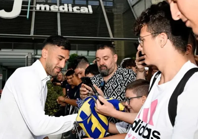 Nicolás González firma autógrafos a fanáticos de la Juventus