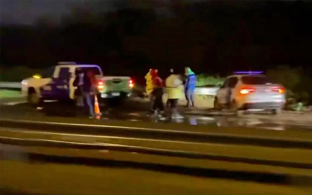 Móviles policiales sobre la Colectora Este, a metros de donde apareció el esqueleto