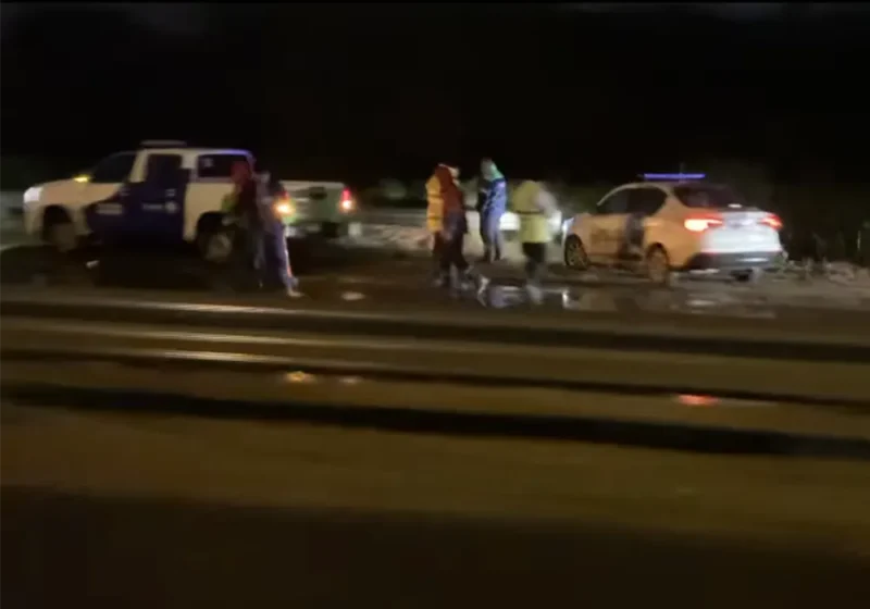 Móviles policiales sobre la Colectora Este, a metros de donde apareció el esqueleto