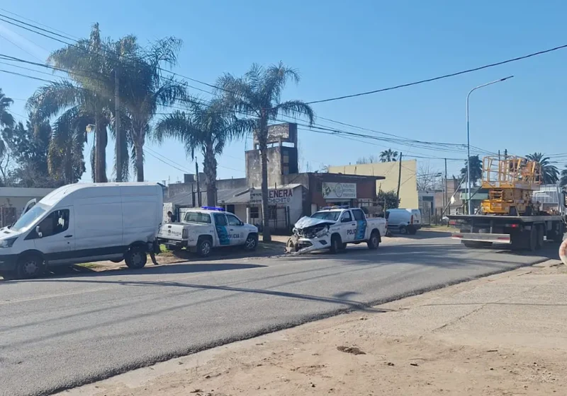 un patrullero chocado, al costado de la avenida San Martín