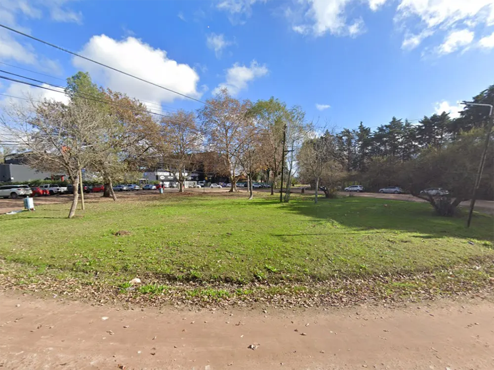 La plaza propuesta para homenajear a Lagomarsino. Está ubicada entre las calles El Ombú y Los Rosedales.