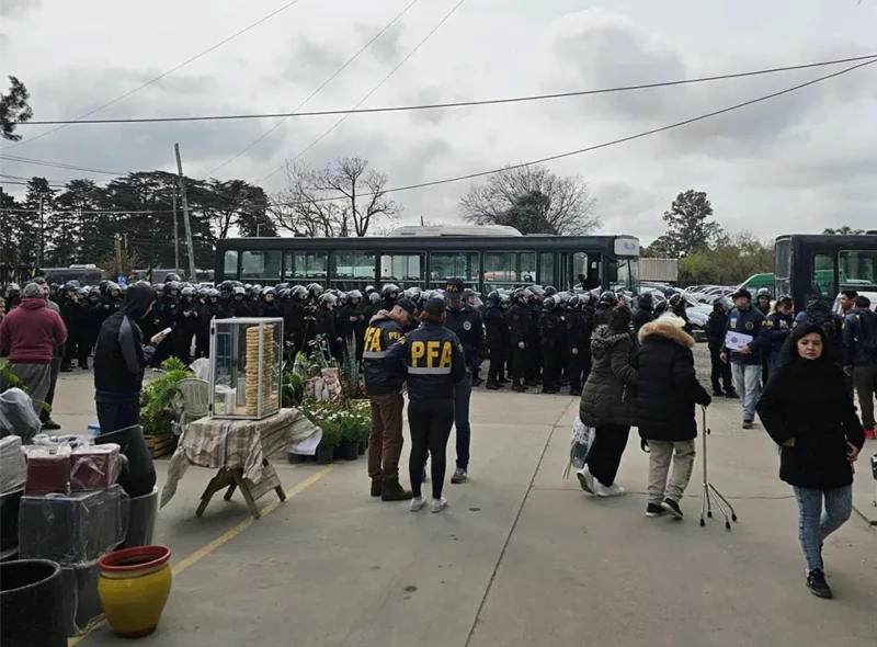 decenas de policías en las afueras de la feria