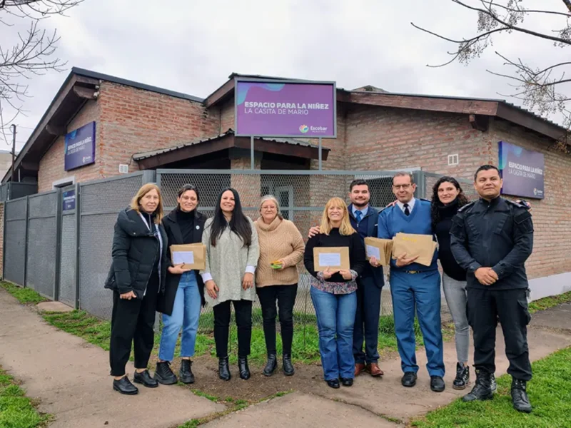 autoridades de la cárcel de campana y de la casita de mario con funcionarios municipales