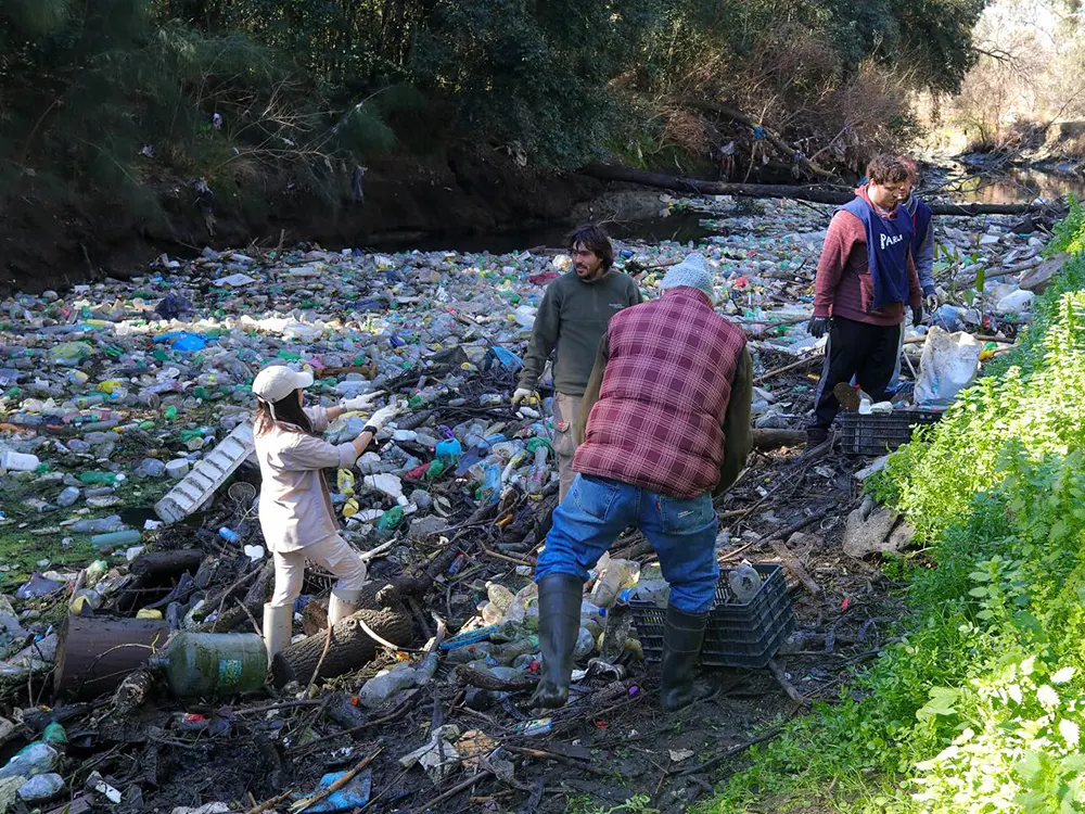 Ambientalistas de Parley For The Oceans recolectan basura en las aguas que atraviesan la reserva natural educativa