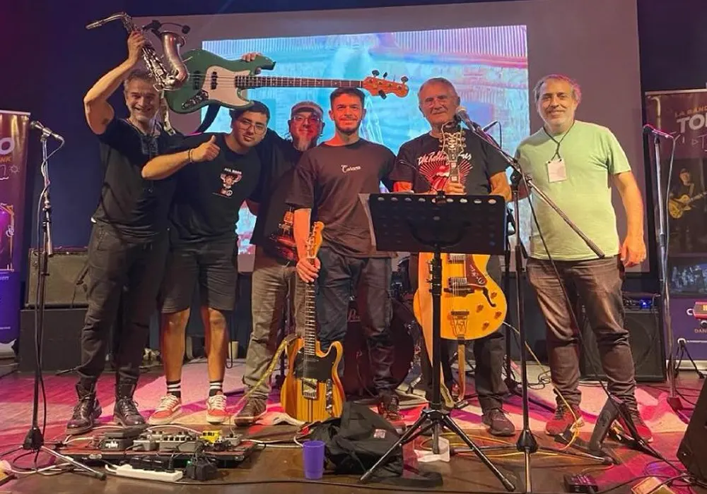 Los integrantes de la banda del tordo y su drink team festejando luego de un concierto, que también darán en el seminari
