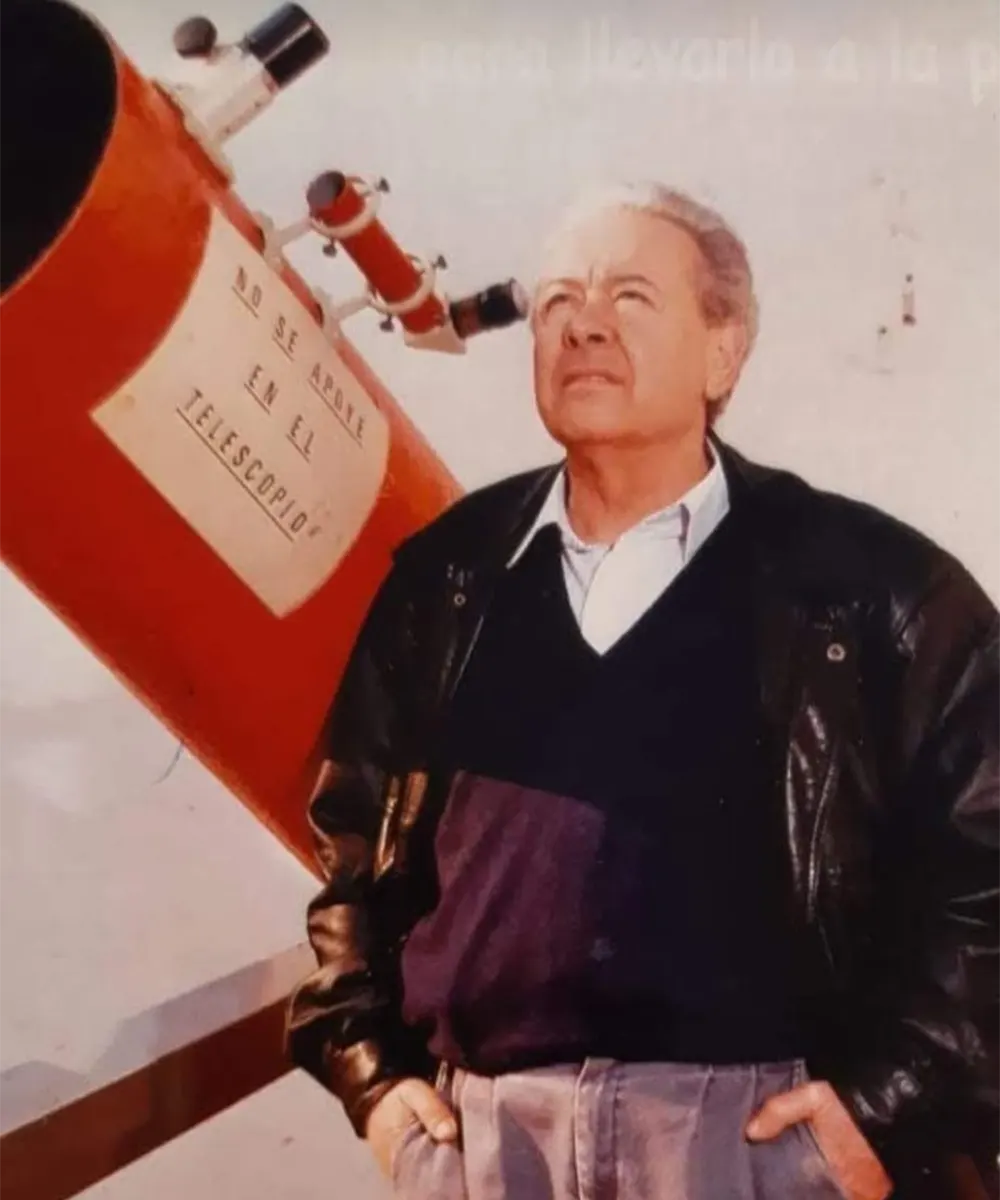 Vinicio Completa con su telescopio