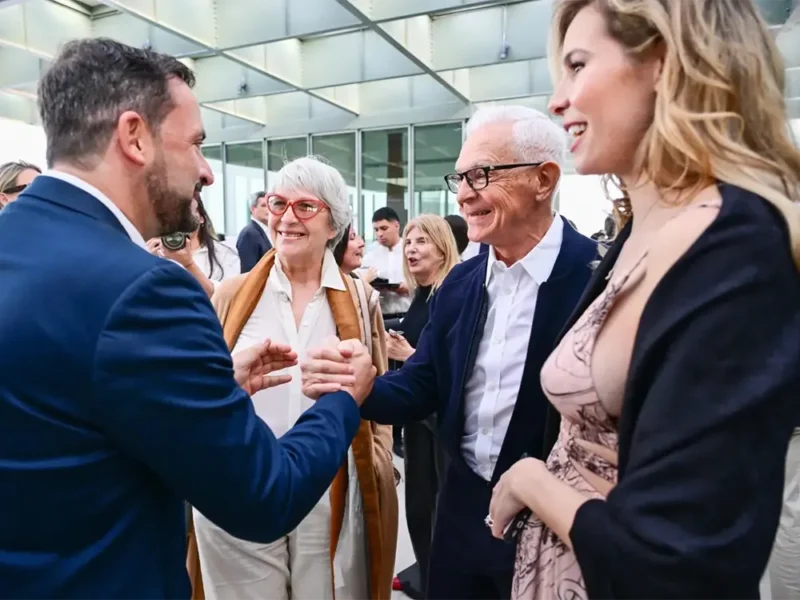 Ariel Sujarchuk saluda a Eduardo Costantini