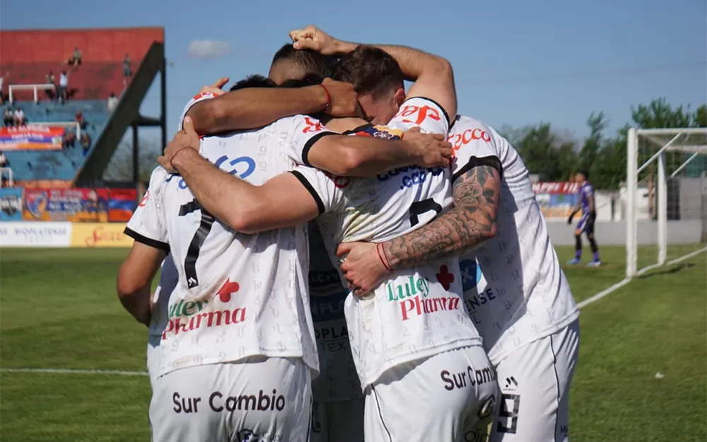 jugadores de Armenio festejan un gol en el triunfo ante Dock Sud