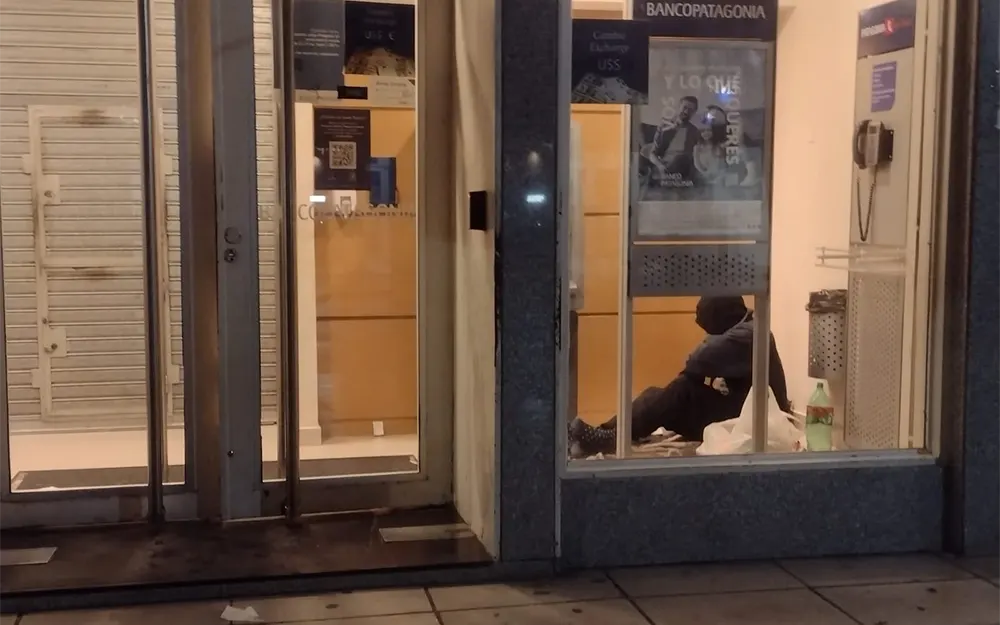 Imágenes que duelen: la gente que pasa la noche en los bancos de Escobar