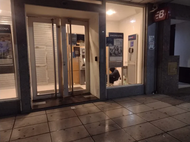 joven durmiendo en el hall del Banco Patagonia