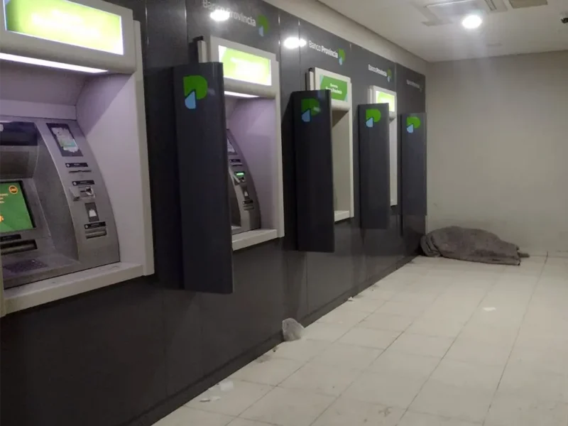 un hombre durmiendo en los cajeros del Banco Provincia
