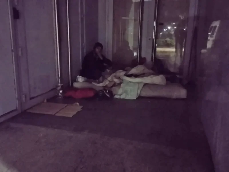 persona en situación de calle durmiendo en el ex edificio del Banco Santander