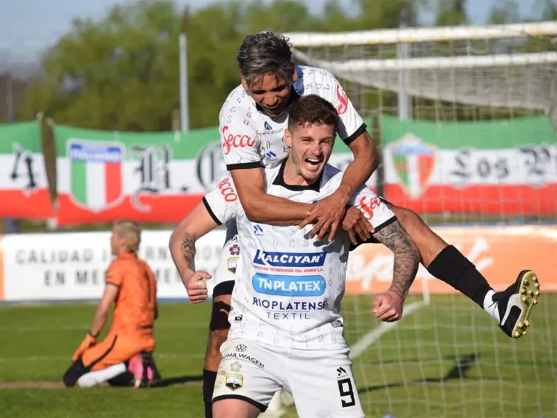 Barbieri festeja su gol, que le dio el triunfo a Armenio