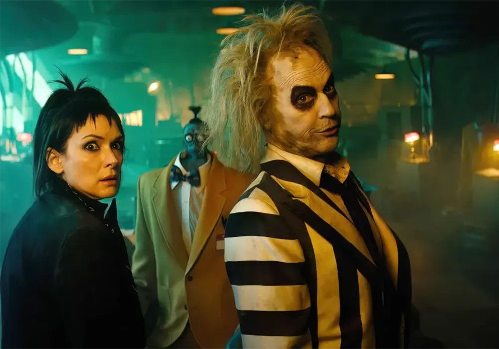 Michael Keaton en el papel de Beetlejuice y Winona Ryder como Lydia Deetz 36 años después