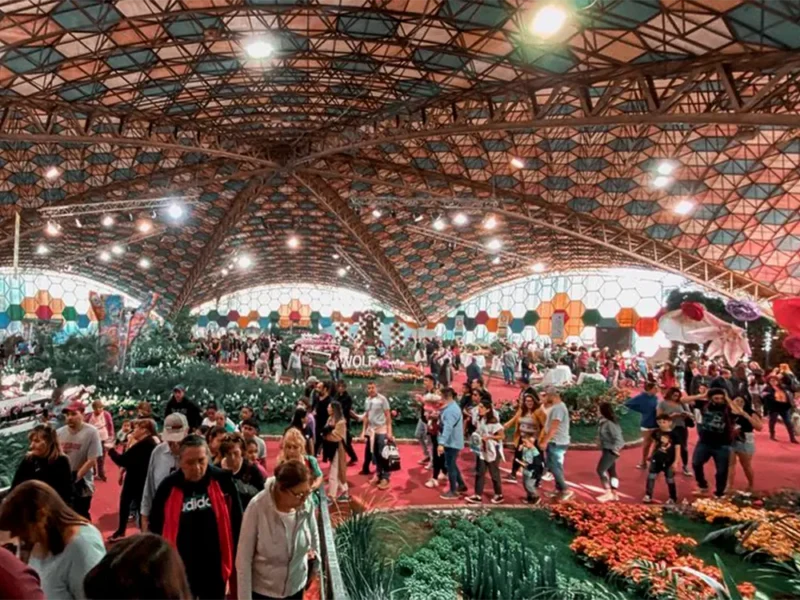 gente recorriendo uno de los pabellones de la Fiesta de la Flor, que este año tendrá los precios de sus entradas un 400% más caras