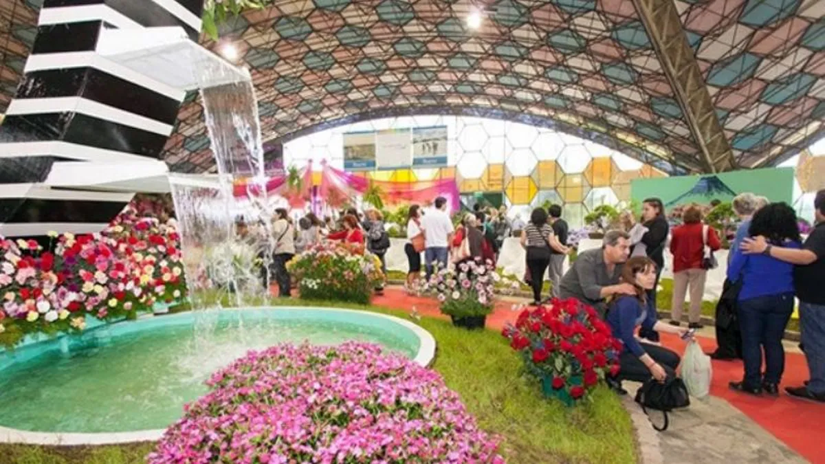 Fiesta de la Flor Gente paseando por el pabellon principal de la Fiesta de la Flor