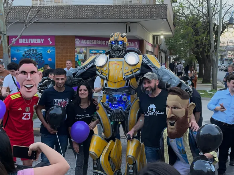 Personas disfrazadas de transformer, Dibu Martínez y Messi en la apertura del local de LLA en Escobar