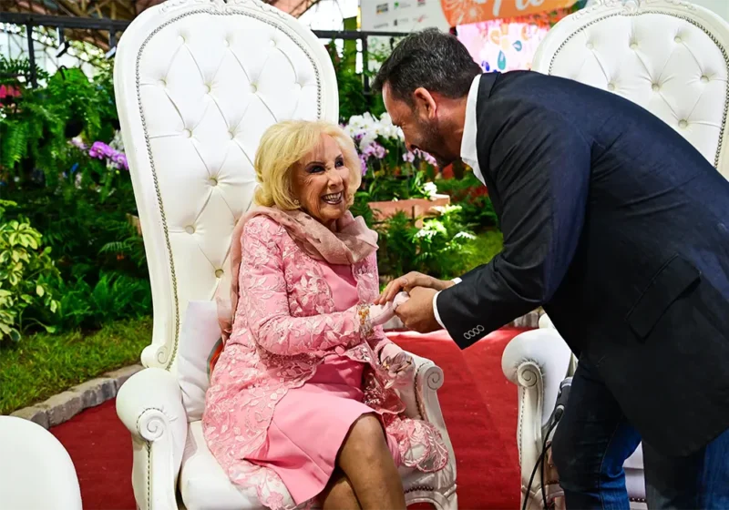 Sujarchuk le toma la mano a Mirtha Legrand, que le sonríe