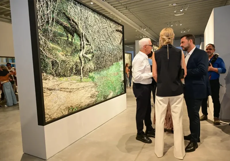 Eduardo Costantini y Ariel Sujarchuk conversan durante la apertura del Malba Escobar