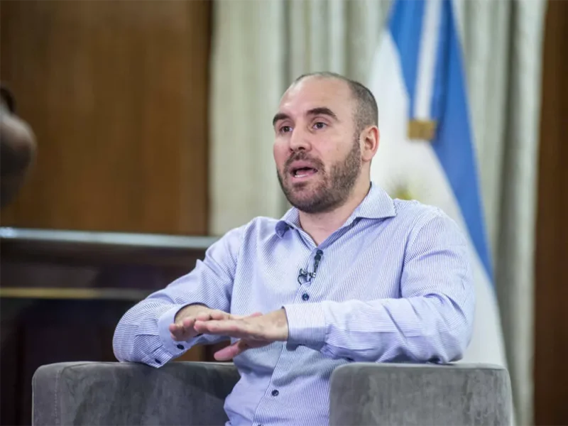 Martín Guzmán, exministro de Economía, sentado con una bandera argentina de fondo.