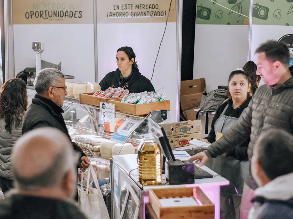 Comerciantes y compradores en el mercado de oportunidades, que ofrece imbatibles descuentos para los consumidores