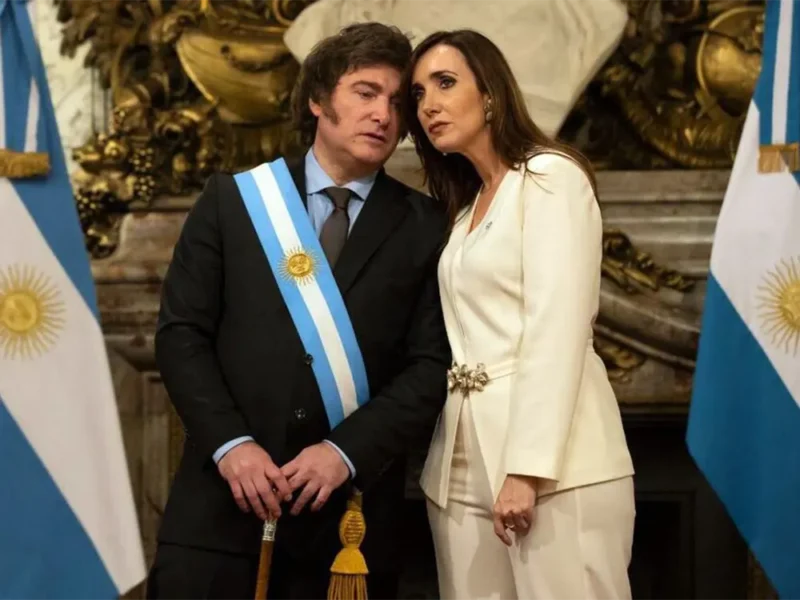 Javier Milei con banda presidencial y Victoria Villarruel de traje blanco en un salón de Casa Rosada