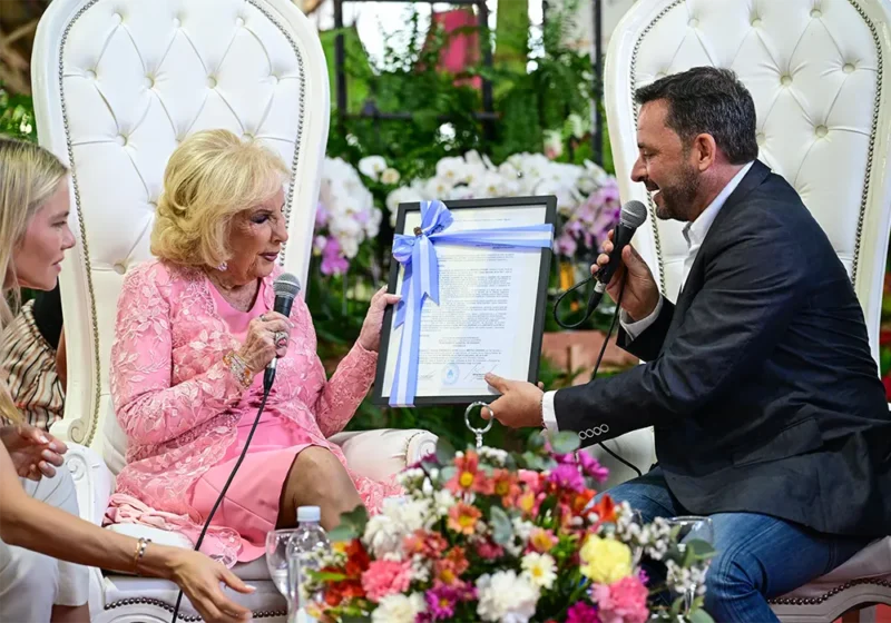Sujarchuk le entrega a Legrand la distinción de visitante ilustre