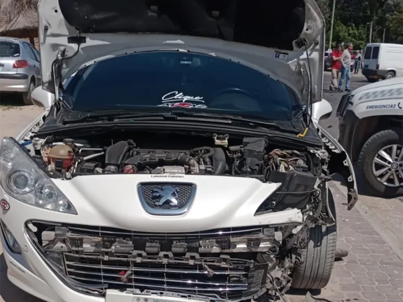 Peugeot 308 blanco con parte de la dirección rota y carrocería arrancada en el accidente