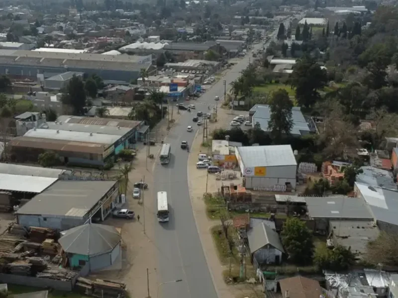 Vista aérea de un tramo de la avenida San Martín (ruta 25) donde se quiere generar un corredor comercial entre esta y la avenida Libertad.