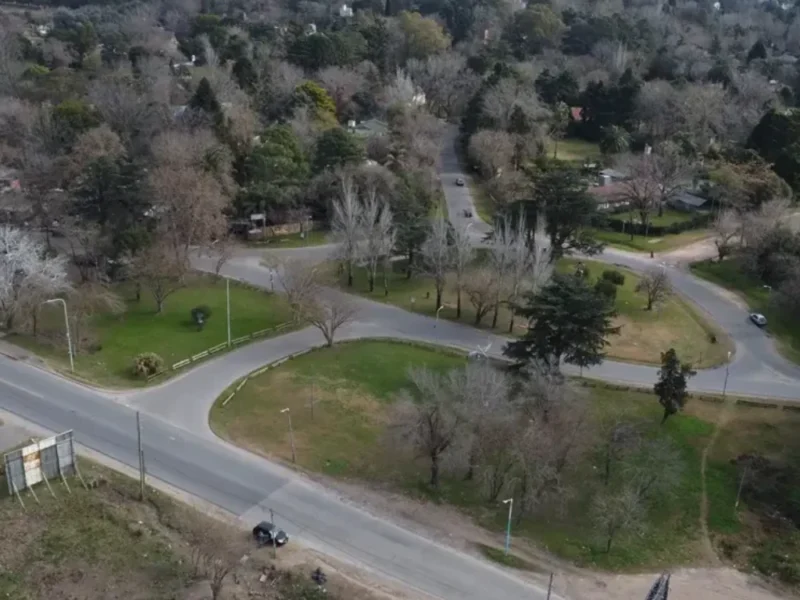 Vista aérea del área verde ubicada en la entrada al barrio El Cazador.