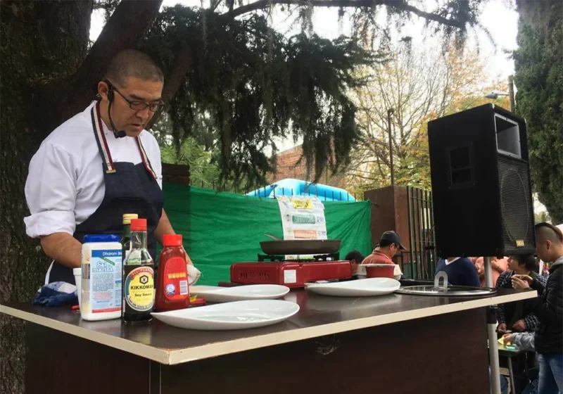 el reconocido chef japonés Takehiro Ohno en la feria japonesa de Escobar
