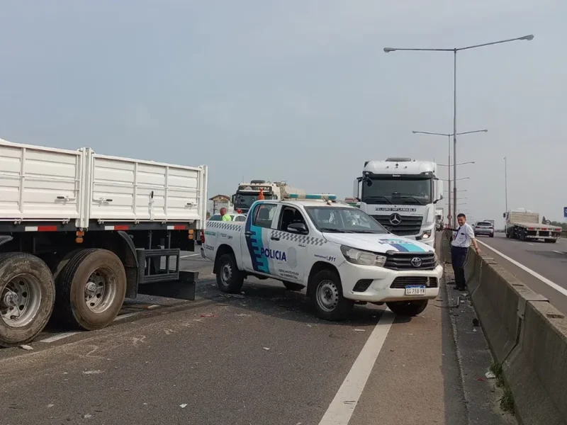 autopista cortada por el choque entre camiones