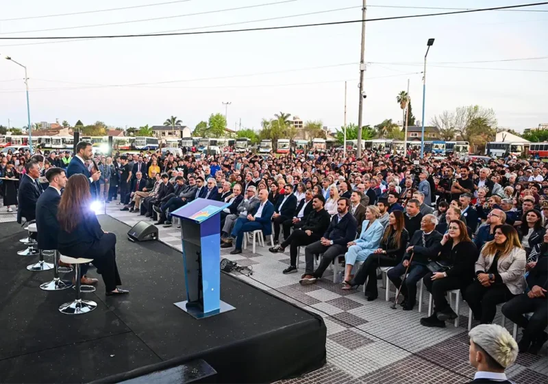 Público y autoridades en el acto de apertura de la Fiesta de la Flor