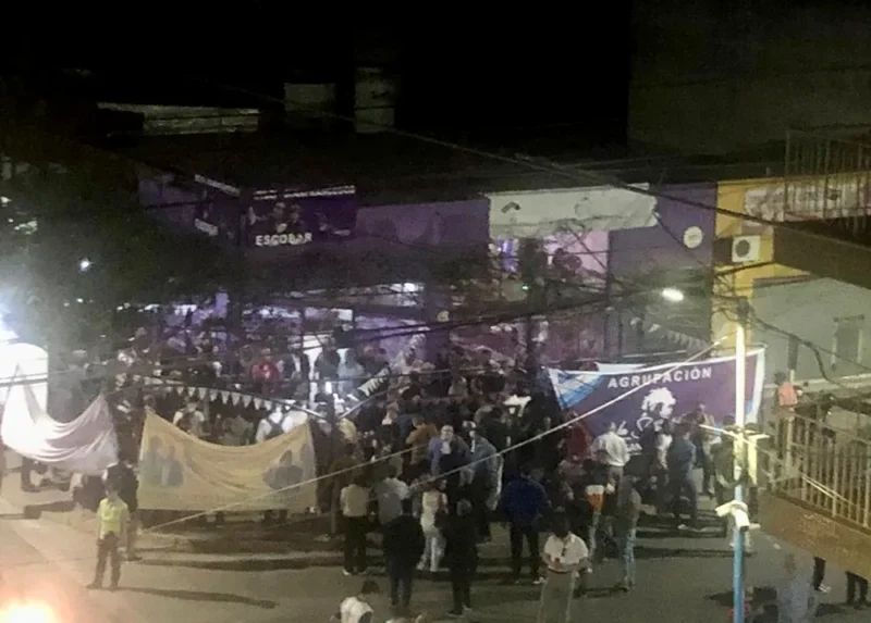 Cerca de 200 personas se acercaron al local de La Libertad Avanza