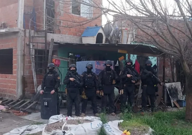 personal policial en el allanamiento