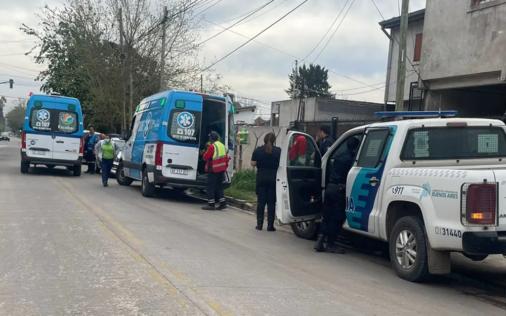 ambulancias y patrulleros en la puerta de la escuela